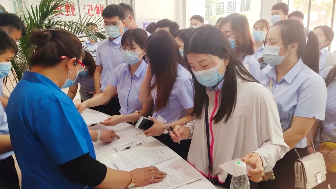 接種新冠疫苗 共筑免疫長(zhǎng)城 