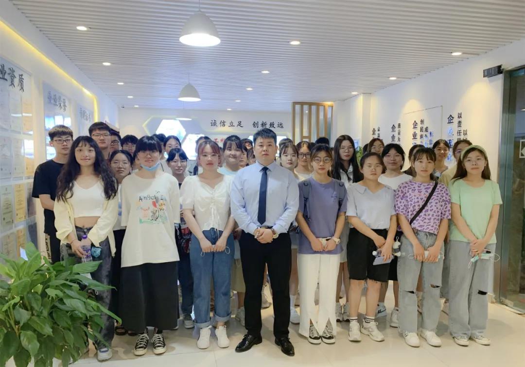 河南財政金融學院應屆畢業(yè)生走進榮盛耐材參觀學習