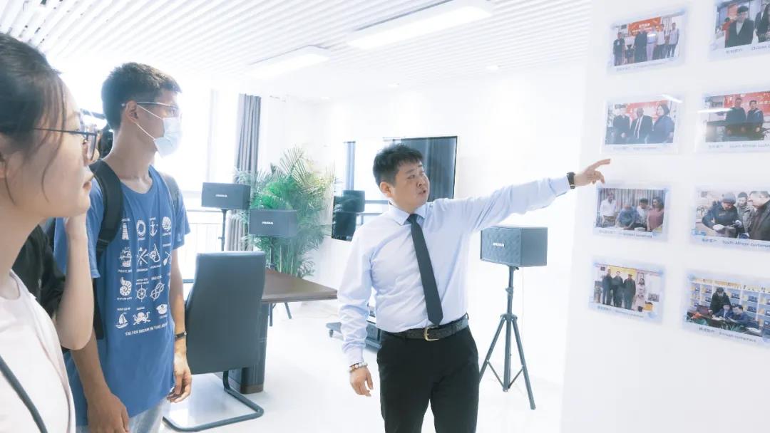 河南財政金融學院應屆畢業(yè)生走進榮盛耐材參觀學習