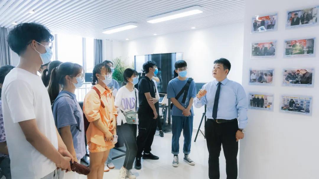 河南財政金融學院應屆畢業(yè)生走進榮盛耐材參觀學習