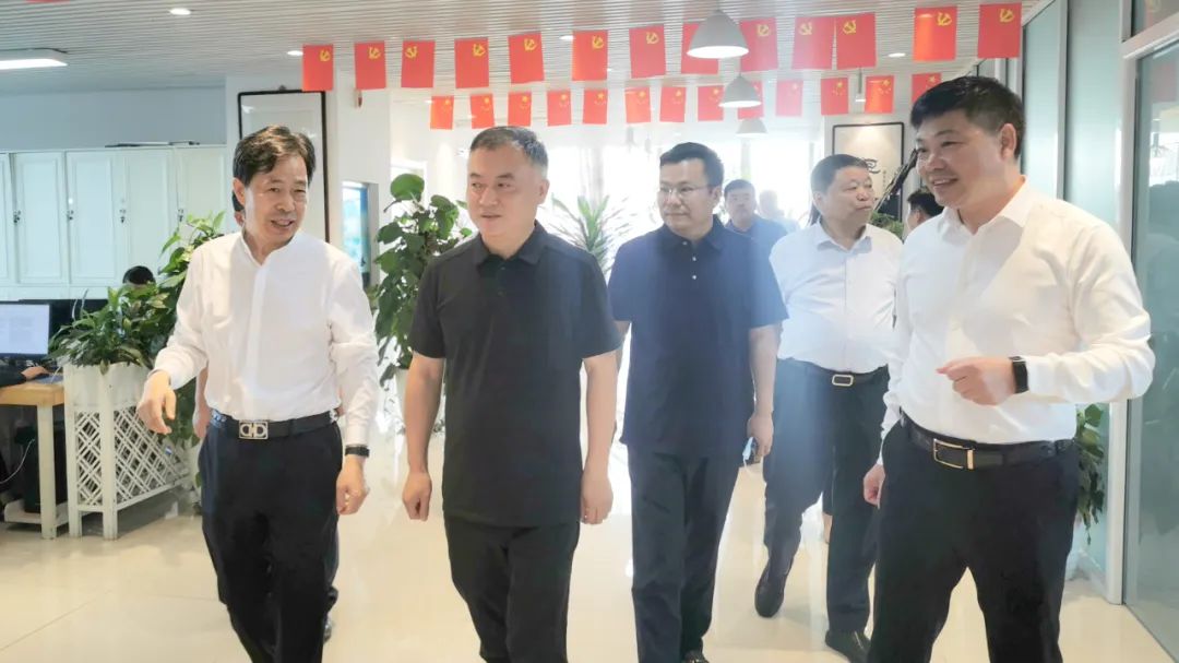 新密市委常委、政法委書記劉軍杰一行蒞臨榮盛科技集團調(diào)研指導